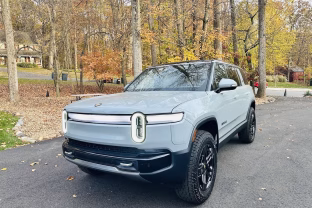 Elektromobilių gamintojas pirmą kartą uždirbo pelną: ar pigesnė naujovė pakeis visą rinką?