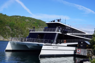 Net 130 metrų milžinas be kuro: didžiausias pasaulyje elektrinis keltas jau atsidūrė vandenyje