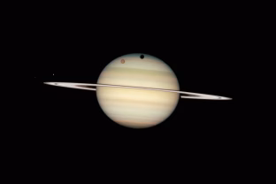 Mokslininkai negali tuo patikėti: mažytis Saturno palydovas siunčia signalus, kurių niekas nesitikėjo