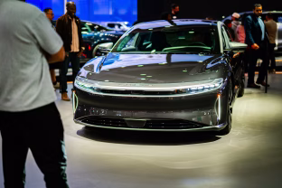 Kalifornija atsitraukė: „Tesla" ir toliau gali vykdyti prekybą, nepaisant anksčiau pateiktų kaltinimų