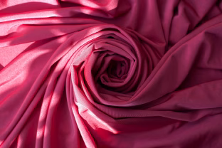 Rožinė spalva užkariauja grožio pasaulį: universalūs atspalviai ir derinimo taisyklės