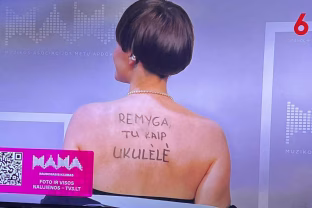 M.A.M.A. apdovanojimų metu – žinutė Žemaitaičiui: žiūrovus nustebino netikėtas užrašas