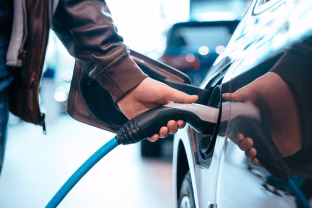 Ar tikrai elektromobiliai dega dažniau nei tradiciniai automobiliai? Skaičiai atskleidžia tikrąją tiesą