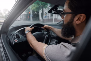 Jūsų automobilis dreba ir galvojate, kad kaltas variklis? Tikroji to priežastis gali būti gerokai paprastesnė