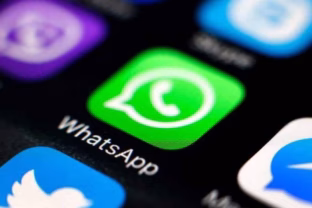Revoliucija susirašinėjimų programėlėse: įjungtas „WhatsApp“ žinučių vertimas vienu paspaudimu