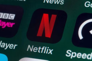 „Netflix“ tyliai atėmė mygtuką: transliavimas į TV nebeveikia, ar ruošiamas naujas mokamas planas?