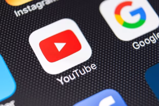 Tai nepatiks daugeliui „YouTube“ naudotojų: platformoje ir vėl aktyviai kovojama su tais, kurie blokuoja reklamas, naujos priemonės erzina daugelį