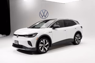 „Volkswagen“ grupės problemos nesibaigia: investuotojai lieja įsiūtį, laukia vadovo pasitraukimo iš posto
