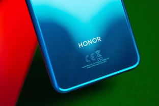 „Honor“ ruošia sąlyginai ploną išmanųjį telefoną su milžiniškos talpos baterija, debiutas jau netrukus