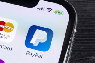 „iPhone“ telefonų turėtojai gali naudotis bekontakčiais „PayPal“ mokėjimais, tačiau tik vienoje šalyje