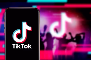 „TikTok“ po padidinamuoju stiklu: ar ši platforma žaloja vaikus ir ką tėvai dar gali padaryti?