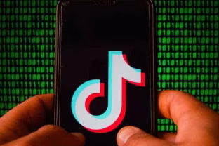 Ar „TikTok“ seka jus labiau nei manėte? Naujausi tyrimai atskleidžia sparčiai augančias nematomas rizikas