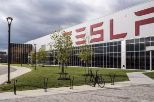 „Tesla“ automobilius pasiekė „Grok“ dirbtinis intelektas, bet vairuotojai nesupranta kam jis skirtas
