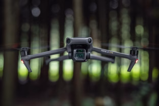 DJI pristatė naująjį „Mavic 3“ droną: dvi kameros su stabilizacija, beveik valanda skraidymo ir dar daugiau