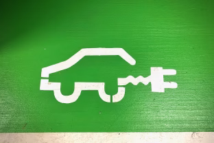 Elektrinių automobilių pardavimai pasiekė rekordinę ribą, tačiau vienoje rinkoje situacija prasta