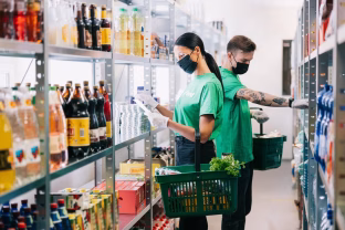 Sulaukta daugiau skundų dėl nelietuviškai suteiktų paslaugų, tikrinami „Bolt“ ir „Wolt“ kurjeriai