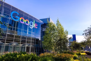 „Google“ sulaukė įspūdingo dydžio baudos: šimtai milijonų už paslaptingą vartotojų duomenų kaupimą