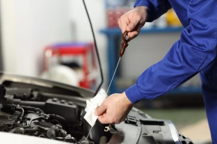 Apsaugokite savo automobilį nuo brangaus remonto: kodėl alyvos keitimas nėra tik formalumas?