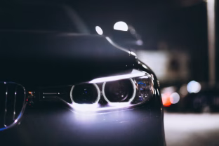 Pasirūpinkite savo automobilio žibintais: paprastas būdas kaip juos nupoliruoti, kad ir vėl blizgėtų
