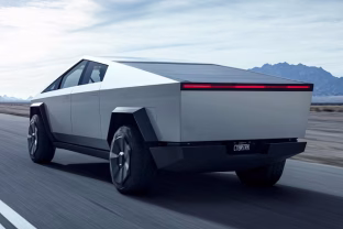 „Tesla“ pikapo kaina perkopė svarbią ribą: šis sprendimas pavers „Cybertruck“ dar prabangesniu nei anksčiau