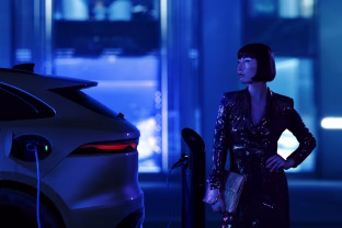 „Jaguar“ atnaujino F-PACE: hibridinis visureigis vien elektra nuvažiuos 20 proc. daugiau