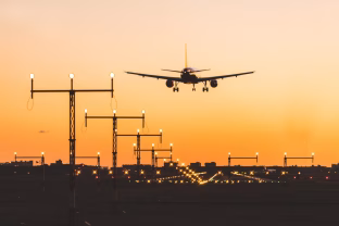 Staigi turbulencija lėktuve baigėsi ligoninėje: lėktuvą supurtė galingas smūgis, keleiviai patyrė sužalojimų