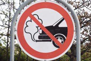Vidaus degimo variklių dienos jau suskaičiuotos, įvardinta, kada šie automobiliai visiškai išnyks