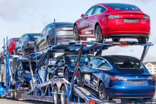 Elektromobilių bumas Norvegijoje: pirkėjai šturmuoja salonus, bet kas laukia po mokesčių pakeitimų?