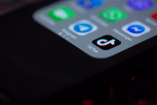 Ar vaikams reikia socialinių tinklų? Ši Europos valstybė imasi radikalių priemonių, jaunimas liks be „TikTok“