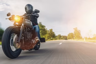 Motociklininkų sezono startas: dažniausios avarijos, skaudžios klaidos, ekspertas pasakė, kaip to išvengti