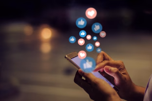 Kas vyksta su „TikTok“ programėle? Valdžios institucijos įžvelgia pavojingą posūkį