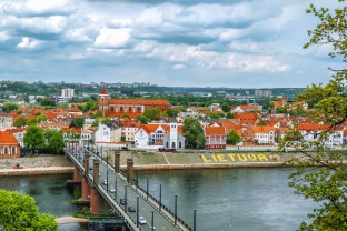 Kaunas žaibiškais tempais vejasi Rygą: atlyginimai jau lenkia, o po kelių metų miestas gali tapti lyderiu
