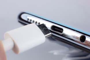 Daug kas tai daro neteisingai: taip įkraudami savo išmanųjį telefoną sutrumpinate jo gyvavimo laiką
