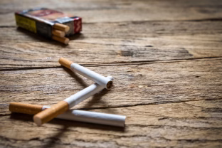 Mokslininkai skambina pavojaus varpais: cigarečių filtrų keliamos rizikos, apie kurias turi žinoti kiekvienas