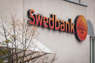 Nauji mokesčiai „Swedbank“ klientams: siunčiamas įspėjimas, didina įkainius, brangs net pagrindinės paslaugos