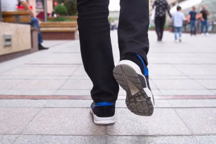 Kasdieniai ilgi pasivaikščiojimai gali išsekinti: gydytojai įspėja apie vaikščiojimo perdozavimo pasekmes