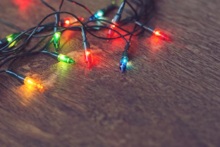Kalėdinės lemputės kelia ne tik džiaugsmą: specialistai įspėja ir apie neigiamą tokių dekoracijų poveikį