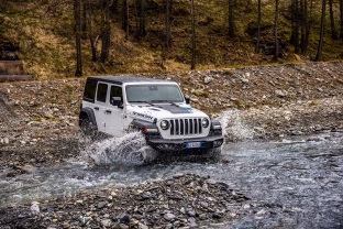 „Jeep Wrangler Rubicon“ sulaukė prestižinio įvertinimo: triumfavo geriausio šeimyninio visureigio bekelėse kategorijoje