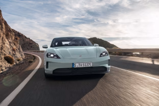 „Porsche“ pristato naująjį elektra varomą „Taycan“: ilgesnis įveikiamas atstumas ir dar didesnė galia