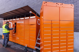 „Omniva“ vykdo tinklo plėtrą ir atnaujinimus: jau netrukus nebeliks senų paštomatų, paskelbti ir kiti planai