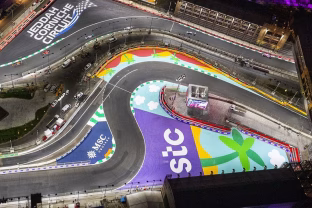 Nemokamai žiūrėkite F1 Saudo Arabijos GP tiesiogiai: sužinokite, kaip nemokamai stebėti Saudo Arabijos GP lenktynes gyvai