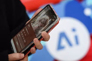 „Apple“ ir Kembridžas sukūrė dirbtinio intelekto teisėją, kuris faktus geba patikrinti geriau nei žmogus