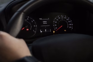 Automobilyje užsidegė kuro lemputė? Štai kiek iš tiesų dar galite nuvažiuoti, atsakymas nustebins