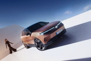 „Opel“ pristato stulbinantį naujos kartos „Grandland“ visureigį: elektromobiliams skirta platforma leidžia nuvažiuoti iki maždaug 700 km
