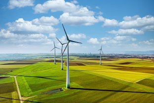 Baltijos šalys sparčiai vejasi energetinę nepriklausomybę: elektros kainos mažėja, gamyba šoka į viršų