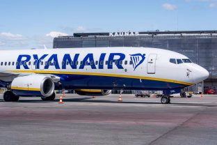 Skrydis su „Ryanair“ virto tikru košmaru: kelionė lėktuvu į Milaną vos nesibaigė tragedija, yra ir sužeistų