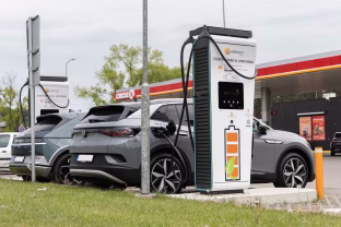 Šalyje sparčiai kuriama elektromobiliams skirta infrastruktūra: „Elektrum Lietuva“ plečia elektromobilių įkrovimo tinklą, diegs stoteles „Circle K“ degalinėse