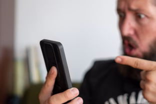 Dirbtinis intelektas jau perprato lietuvių kalbą: telefoniniai sukčiai jau prabyla ir jūsų artimųjų balsais