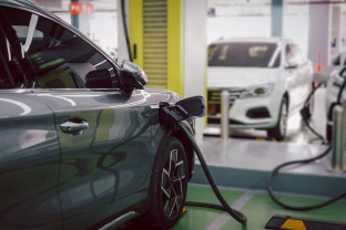 Sudie, benzininiai ir dyzeliniai automobiliai: vidaus degimo variklių eros pabaiga jau neišvengiama