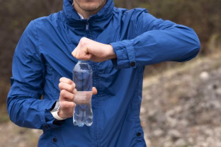 Ar stikliniai buteliai yra pavojingesni nei plastikas? Tyrimo rezultatai šokiravo net ir visko mačiusius